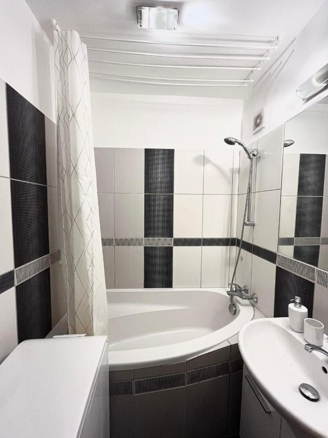 Elegant Escape Apartment - Free Parking, Easy Access To City Centre Bratislava Exterior foto