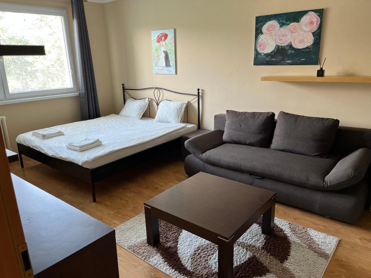 Elegant Escape Apartment - Free Parking, Easy Access To City Centre Bratislava Exterior foto